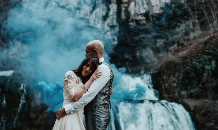 Photographe professionnelle shooting photo mariage en pleine nature en Franche-Comté