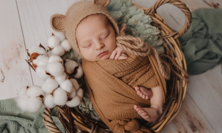 Photographe professionnelle pack shooting grossesse et naissance en studio à Besançon