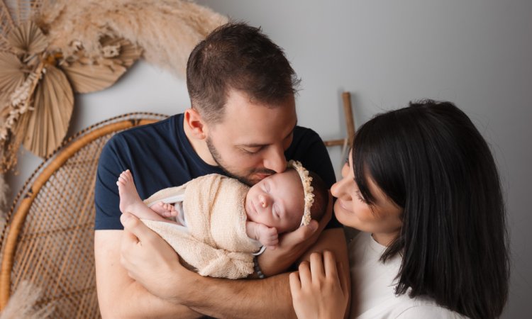 Photographe spécialisé en séance photo nouveau-né en famille à Besançon
