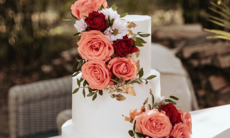 Photographe professionnelle mariage romantique en extérieur à Besançon