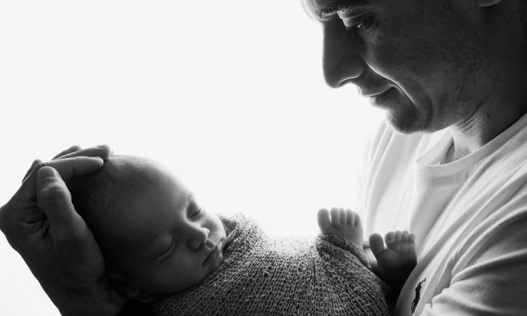 Photographe séance photo naissance en famille à Besançon