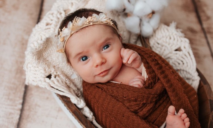  Photographe professionnelle shooting naissance en famille à Besançon