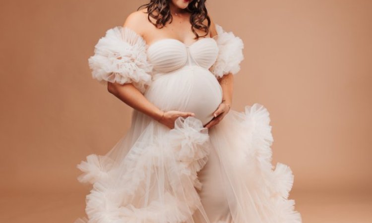 Shooting photo grossesse avec robes de créateurs en studio à Besançon