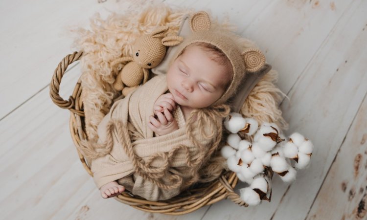 Photographe professionnelle shooting photo bébé en studio à Besançon