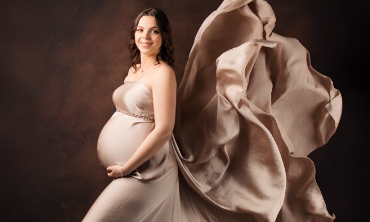 Photographe pour shooting photo grossesse avec prêt de tenues en studio à Besançon