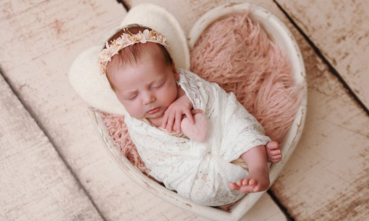 Photographe pour shooting photo naissance fille en studio à Besançon
