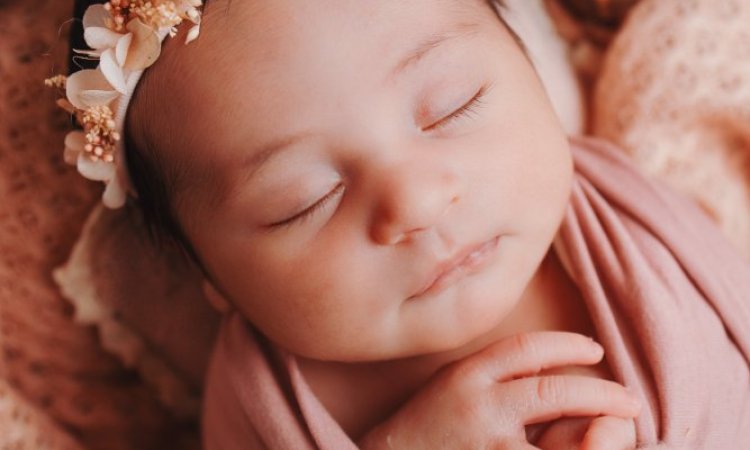 Shooting photo de nouveau-né emmailloté à Besançon