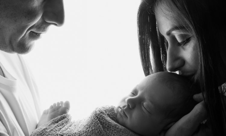 Photographe séance photo naissance en famille à Besançon