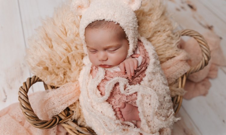 Photographe professionnelle shooting naissance fille en studio à Besançon