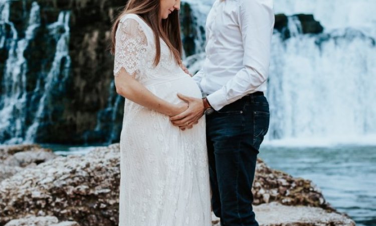 Photographe professionnelle séance photo grossesse en couple à Besançon