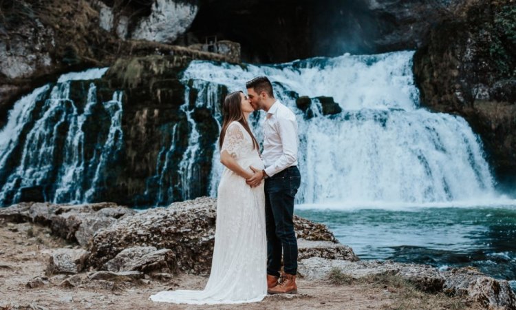 Photographe professionnelle séance photo grossesse en couple à Besançon 