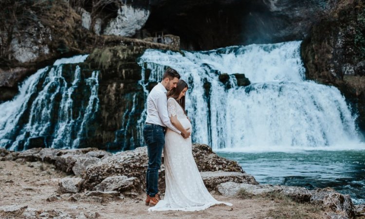 Photographe professionnelle séance photo grossesse en couple à Besançon