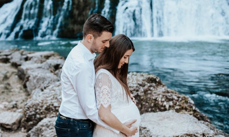 Photographe professionnelle séance photo grossesse en couple à Besançon