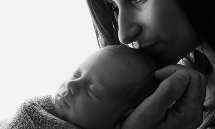 Photographe séance photo naissance en famille à Besançon