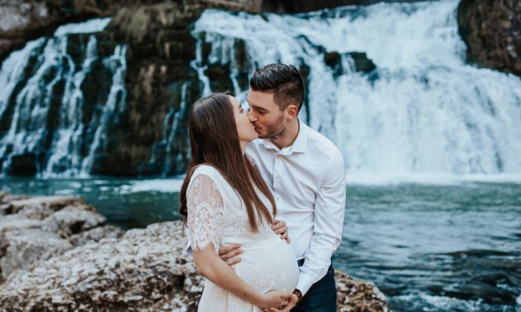 Photographe professionnelle séance photo grossesse en couple à Besançon 