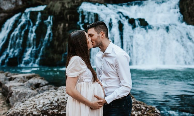 Photographe professionnelle séance photo grossesse en couple à Besançon 