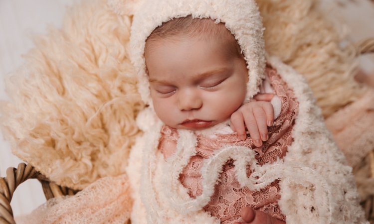 Photographe professionnelle shooting naissance fille en studio à Besançon