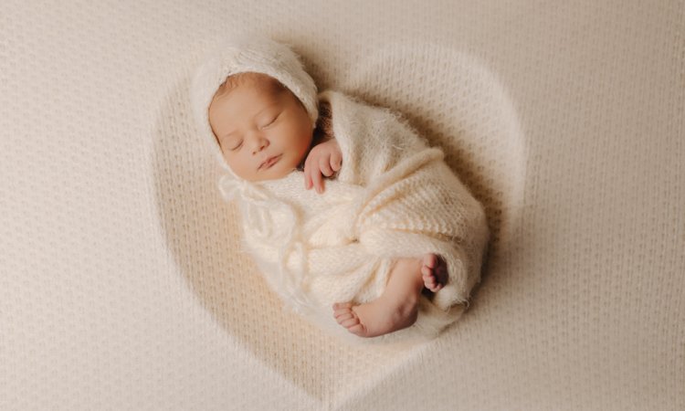 Photographe professionnelle séance photo naissance en studio en Franche-Comté