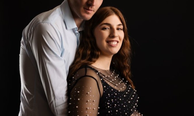 Photographe professionnelle shooting grossesse en couple en studio à Besançon
