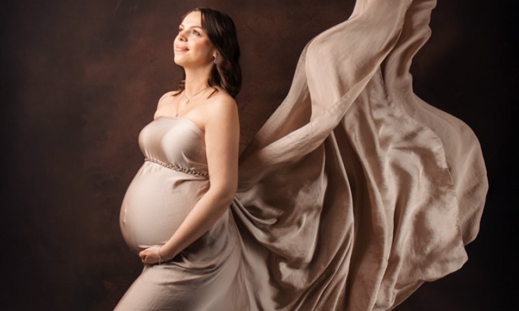 Photographe pour shooting photo grossesse avec prêt de tenues en studio à Besançon