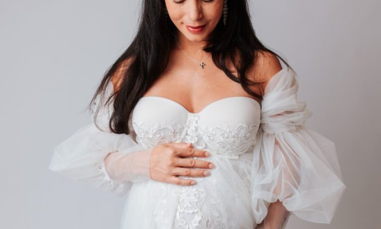 Photographe professionnelle séance photo femme enceinte en studio à Besançon