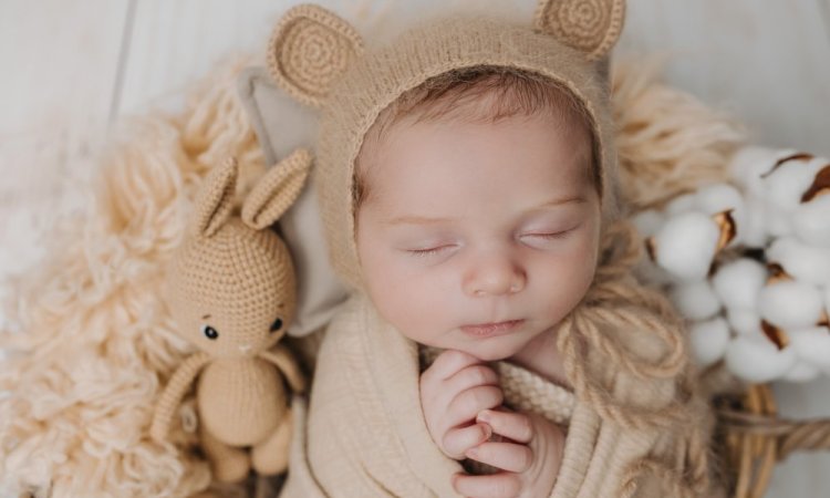 Photographe professionnelle shooting photo bébé en studio à Besançon