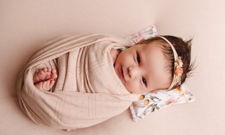 Photographe à Besançon pour shooting photo naissance doux et apaisant avec emmaillotage