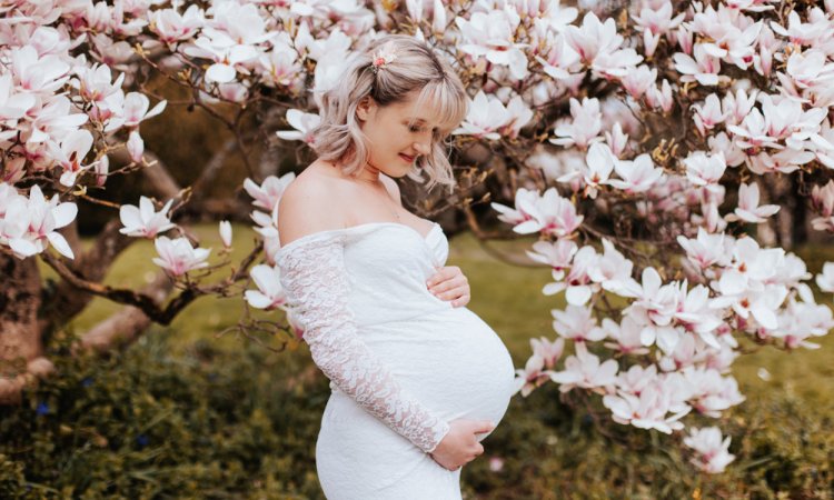 Photographe pour shooting grossesse fleuri à Besançon