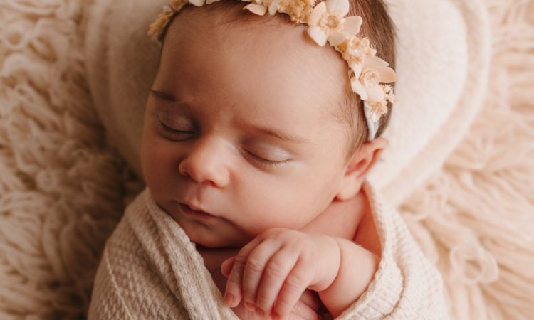 Shooting photo nouveau né avec enmmaillotage et photos de famille en studio à Besançon