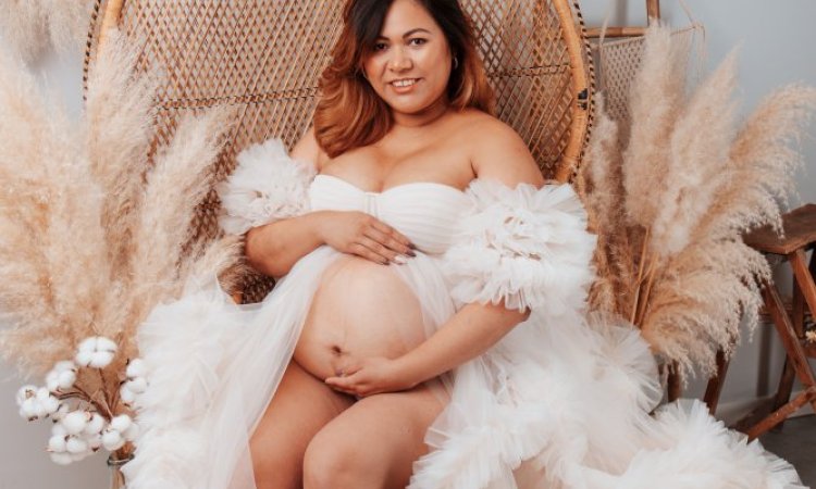 Photographe professionnelle shooting photo grossesse glamour en studio à Besançon