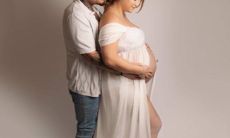 Photographe professionnelle séance photo pour femme enceinte en studio à Besançon