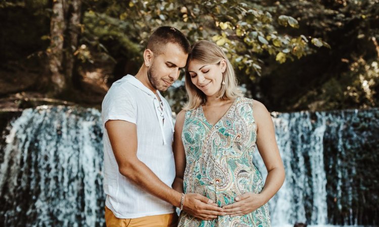 Photographe professionnelle séance photo grossesse en couple à Besançon