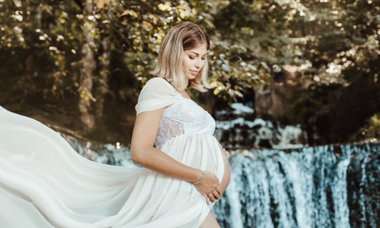 Photographe professionnelle séance photo grossesse en couple à Besançon