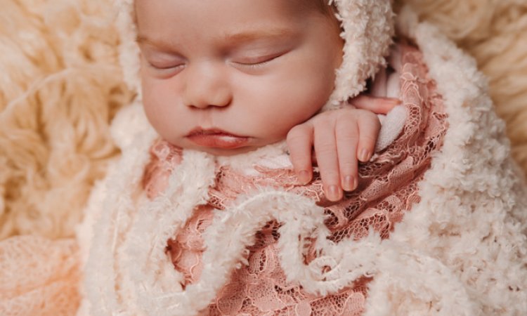 Photographe professionnelle shooting naissance fille en studio à Besançon