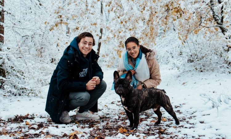 Photographe professionnelle séance photo d'un chien  et de ses maîtres à Besançon