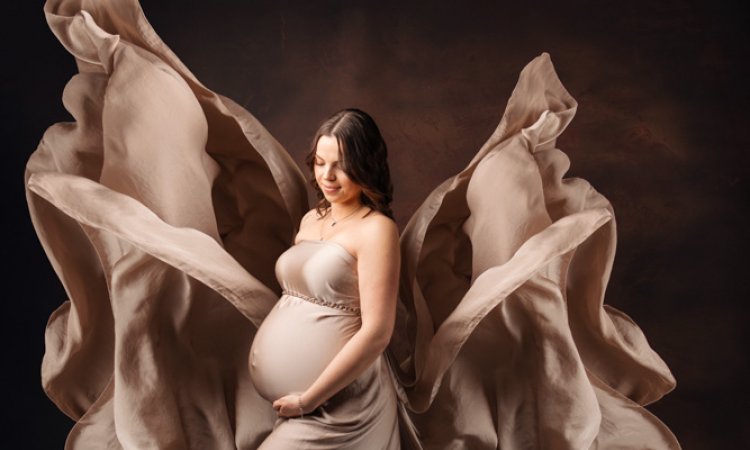 Photographe pour shooting photo grossesse avec prêt de tenues en studio à Besançon