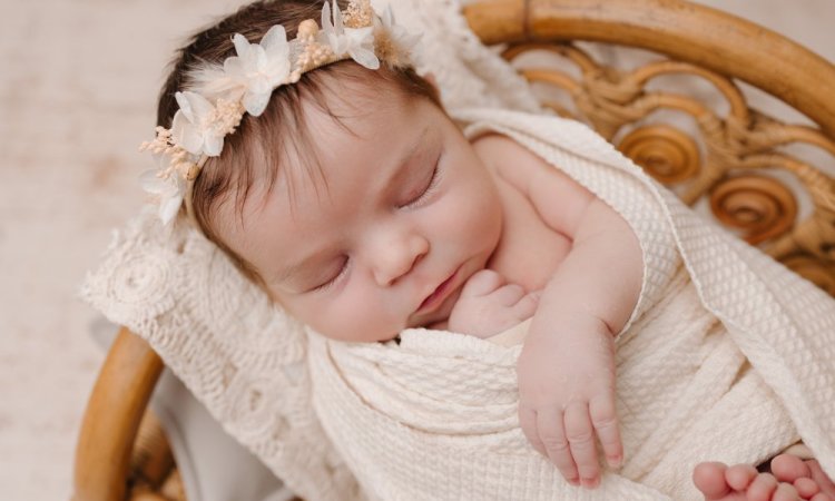 Photographe professionnelle pour shooting naissance fleuri en studio à Besançon