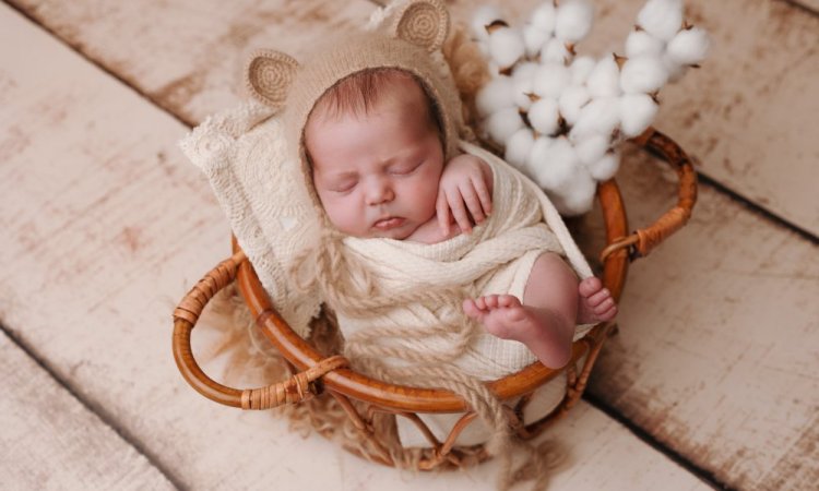Photographe pour shooting photo naissance fille en studio à Besançon