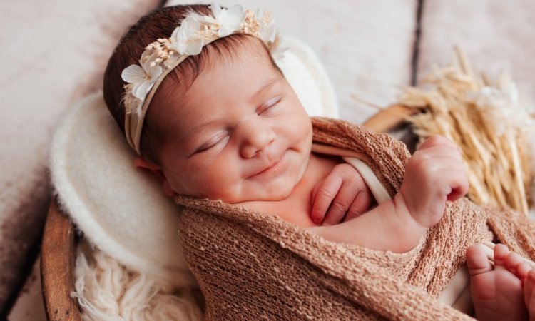 Photographe professionnelle spécialisée en shooting photo nouveau né fleuri à Besançon