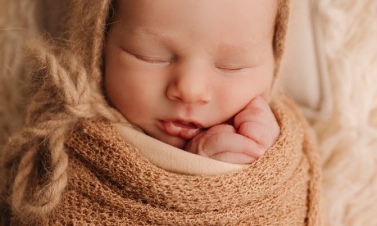 Shooting photo bébé garçon en studio à Besançon