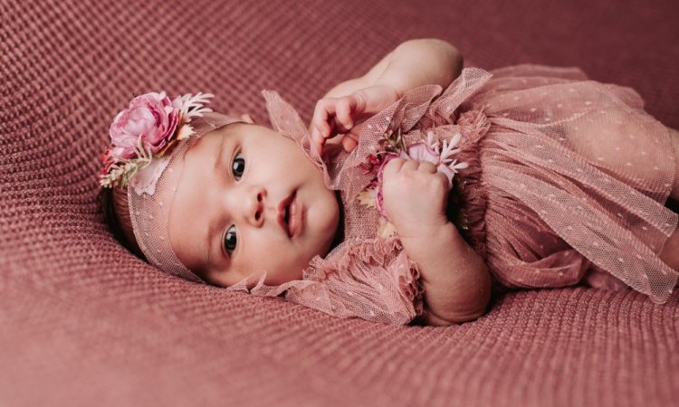 Photographe professionnelle séance photo naissance en studio à Besançon 