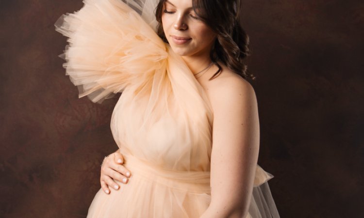 Photographe pour shooting photo grossesse avec prêt de tenues en studio à Besançon