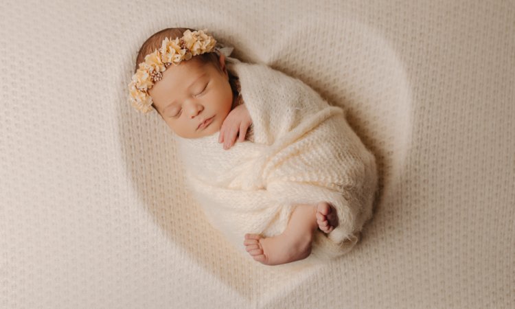 Photographe professionnelle séance photo naissance en studio en Franche-Comté