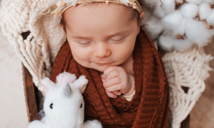 Shooting photo nouveau né avec enmmaillotage et photos de famille en studio à Besançon