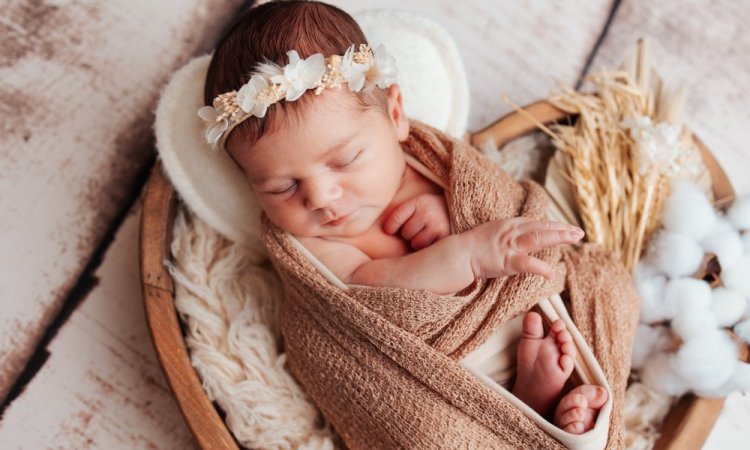 Photographe professionnelle spécialisée en shooting photo nouveau né fleuri à Besançon