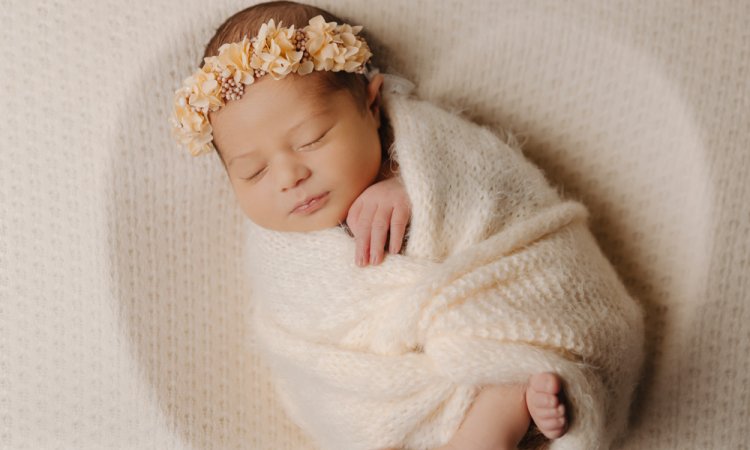 Photographe professionnelle séance photo naissance en studio en Franche-Comté