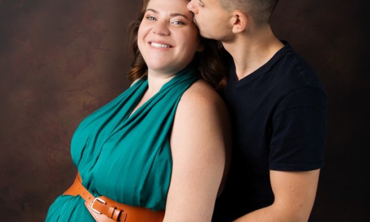 Photographe professionnelle shooting photo grossesse en couple en studio à Besançon