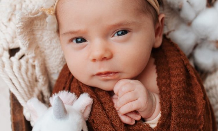 Photographe professionnelle spécialisée en shooting naissance en Franche-Comté