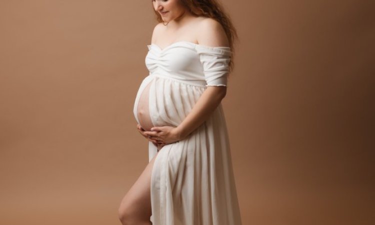 Photographe professionnelle shooting grossesse en studio à Besançon