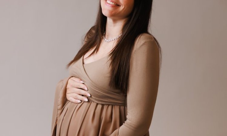 Photographe professionnelle grossesse bohème en studio à Besançon